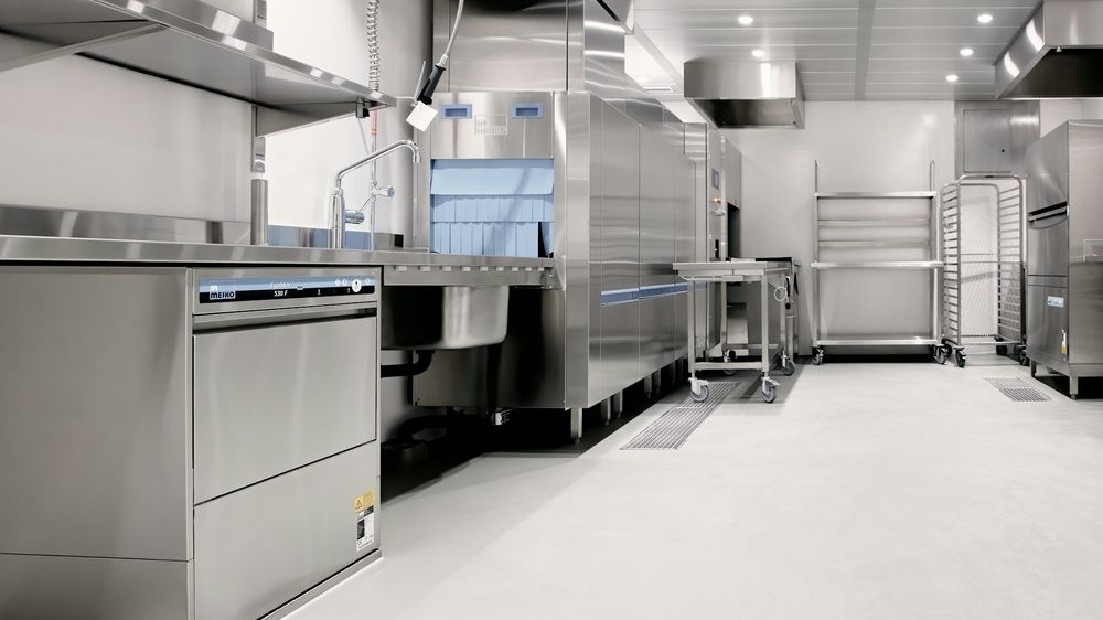 Cuisine professionnelle en inox avec lave-vaisselle et plonge