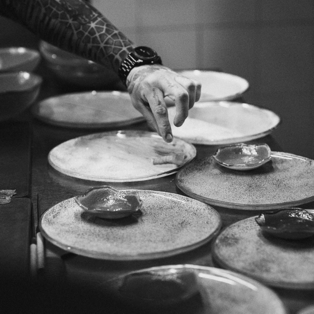Dressage des assiettes en cuisine, en noir et blanc