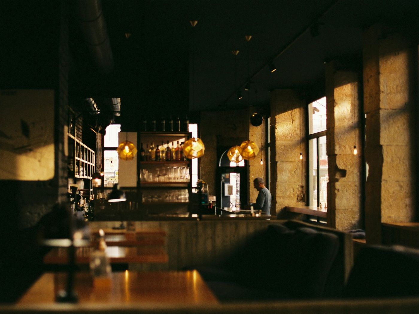 La salle du restaurant en fin de journée, lumière dorée